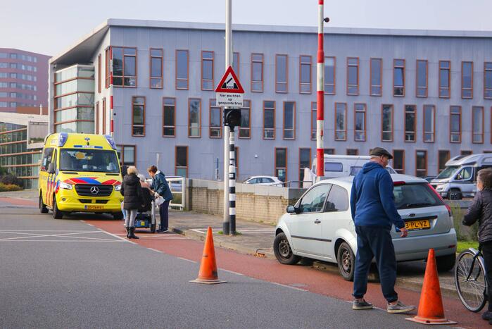 Vrouw botst met scootmobiel tegen slagboom en raakt gewond