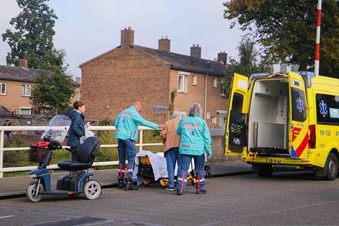 Vrouw botst met scootmobiel tegen slagboom en raakt gewond