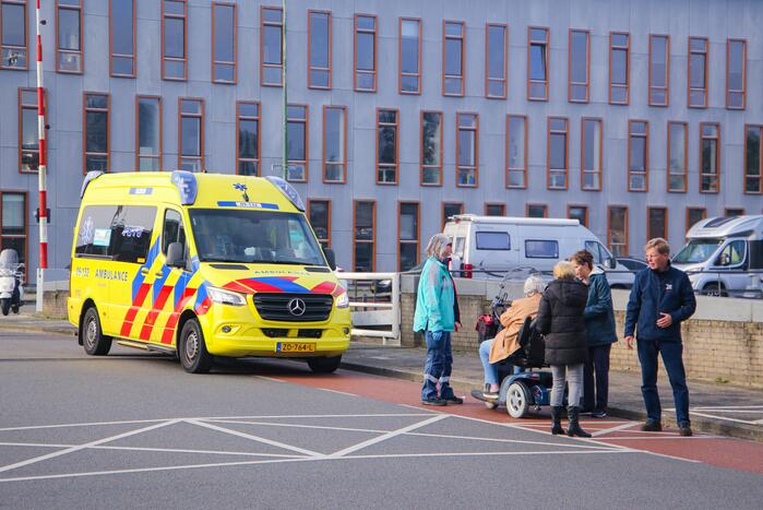 Vrouw botst met scootmobiel tegen slagboom en raakt gewond