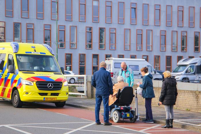 Vrouw botst met scootmobiel tegen slagboom en raakt gewond