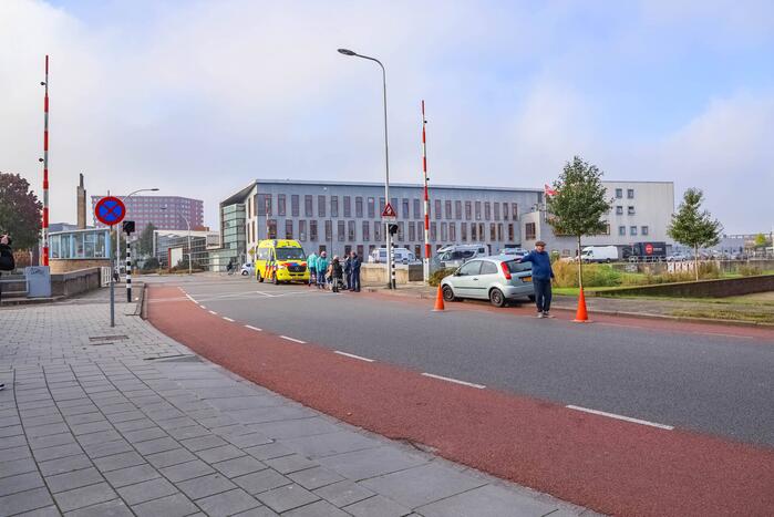 Vrouw botst met scootmobiel tegen slagboom en raakt gewond
