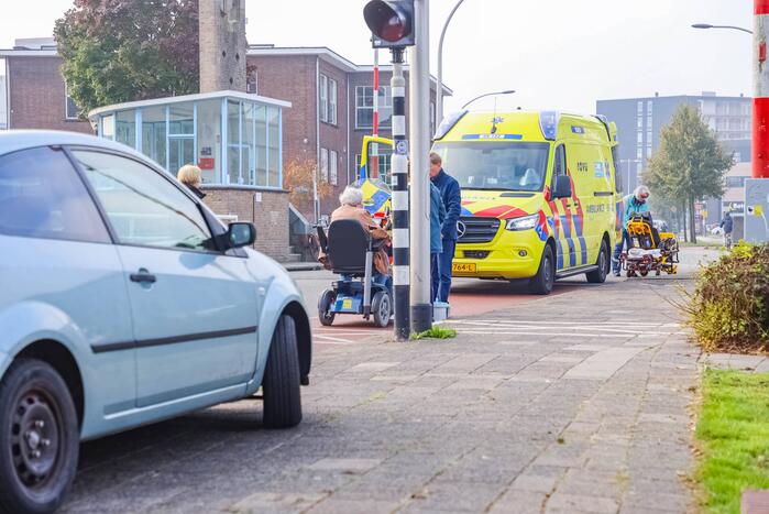 Vrouw botst met scootmobiel tegen slagboom en raakt gewond