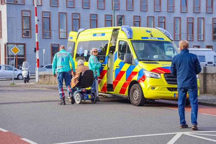 Vrouw botst met scootmobiel tegen slagboom en raakt gewond