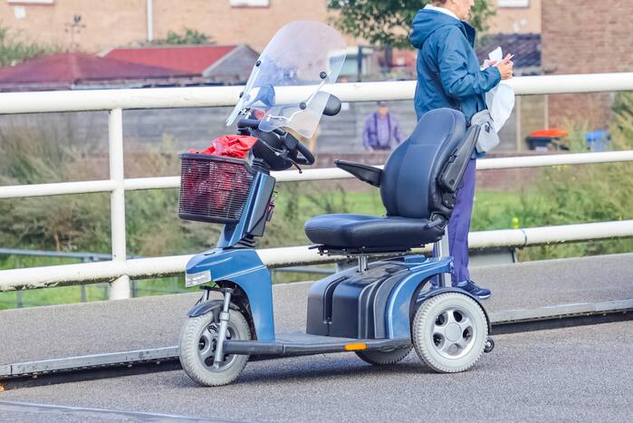 Vrouw botst met scootmobiel tegen slagboom en raakt gewond