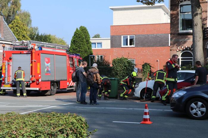 Automobilist ramt geparkeerde auto's