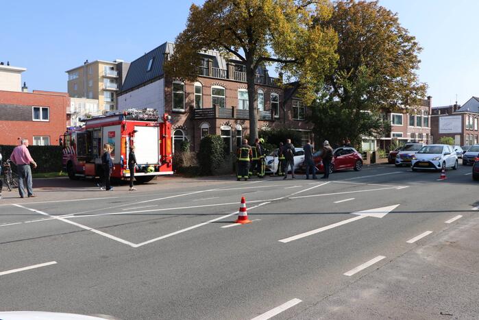 Automobilist ramt geparkeerde auto's