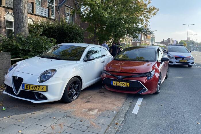 Automobilist ramt geparkeerde auto's