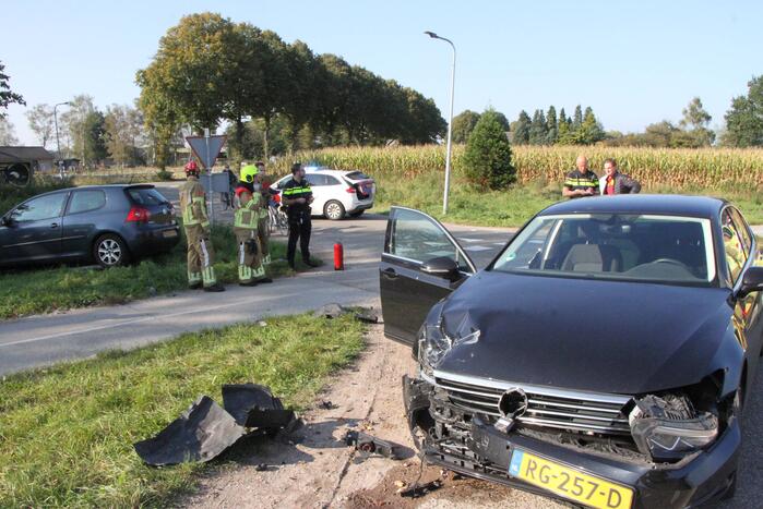 Veel schade bij ongeval tussen twee auto's