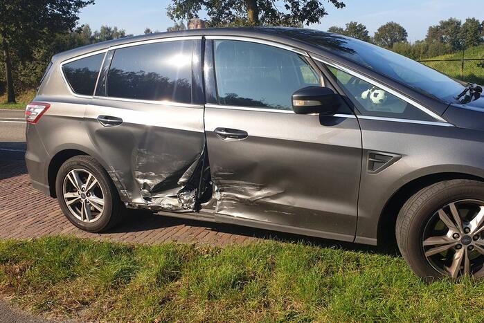Veel schade bij aanrijding tussen twee auto's