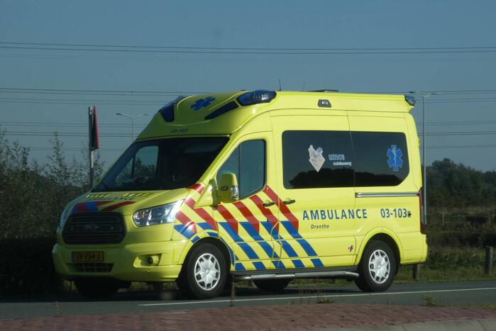 Auto belandt op kop in sloot