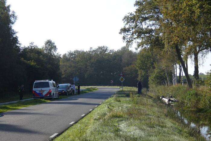 Auto belandt op kop in sloot