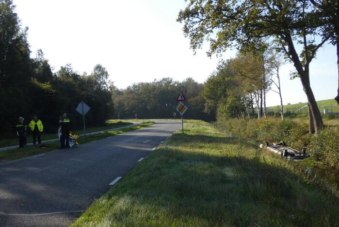 Auto belandt op kop in sloot