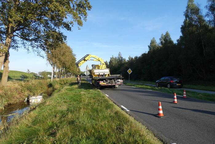 Auto belandt op kop in sloot