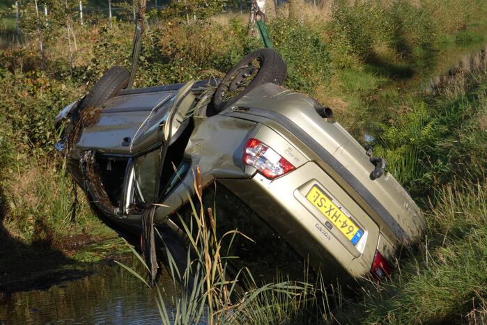 Auto belandt op kop in sloot