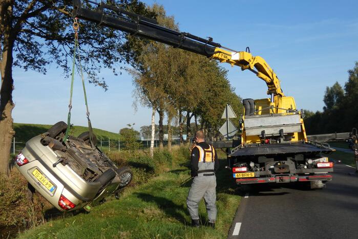 Auto belandt op kop in sloot