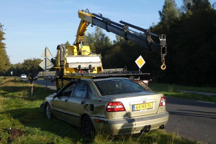 Auto belandt op kop in sloot