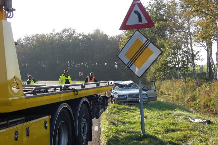 Auto belandt op kop in sloot