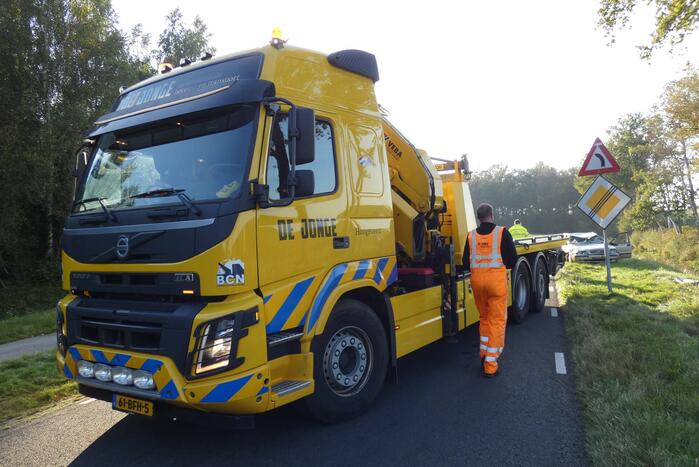 Auto belandt op kop in sloot
