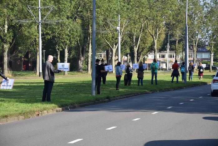 Demonstranten tegen coronavaccin langs de weg