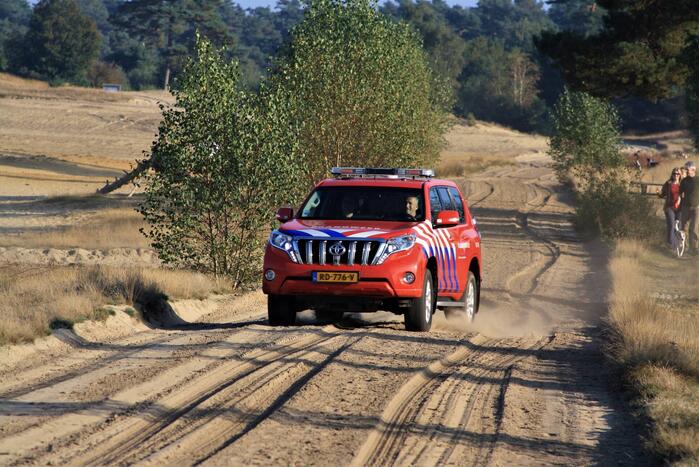 Ambulance vast in zand onderweg naar melding