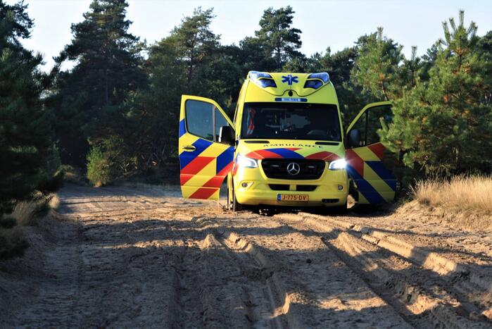 Ambulance vast in zand onderweg naar melding