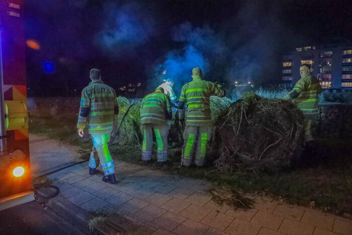 Broeiende hooibalen uit elkaar gehaald
