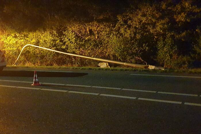 Beschonken bestuurder rijdt tegen lantaarnpaal aan