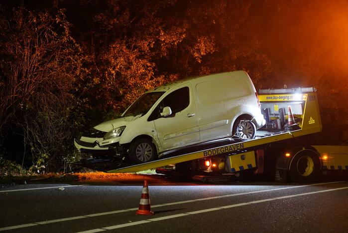 Beschonken bestuurder rijdt tegen lantaarnpaal aan