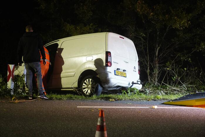 Beschonken bestuurder rijdt tegen lantaarnpaal aan