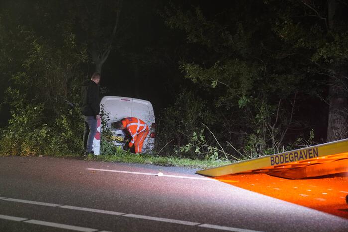 Beschonken bestuurder rijdt tegen lantaarnpaal aan