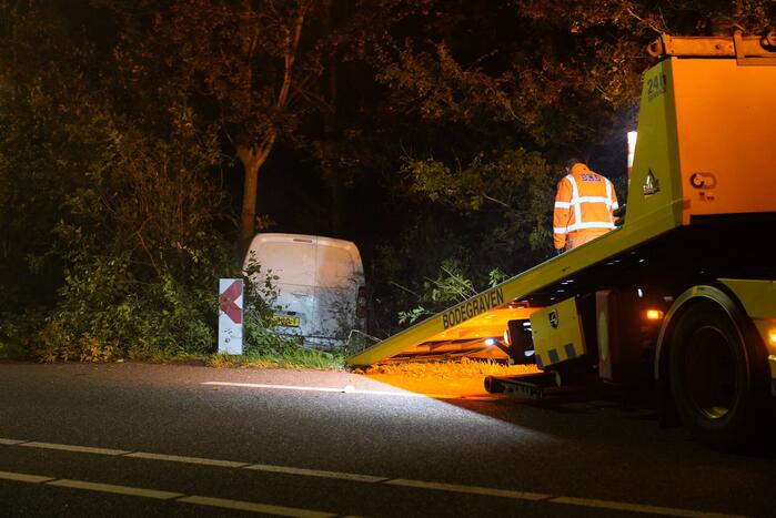 Beschonken bestuurder rijdt tegen lantaarnpaal aan