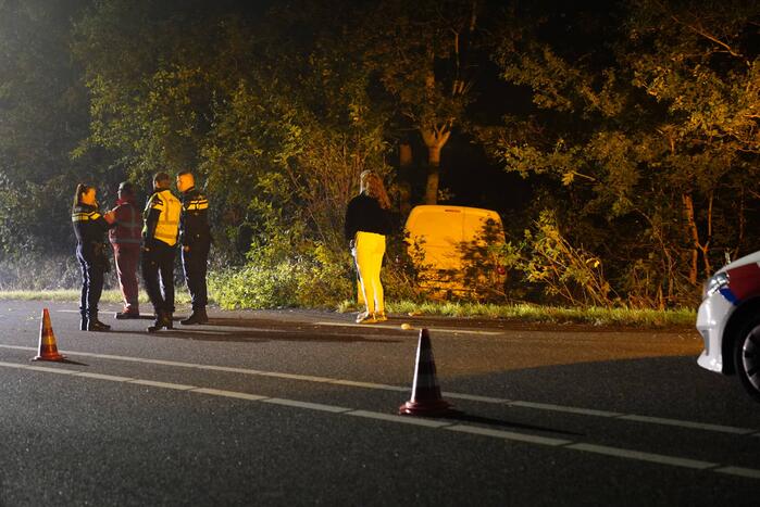 Beschonken bestuurder rijdt tegen lantaarnpaal aan