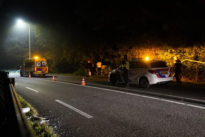Beschonken bestuurder rijdt tegen lantaarnpaal aan