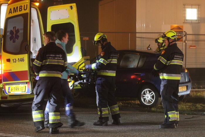 Bestuurder van auto botst tegen mast luchtalarm