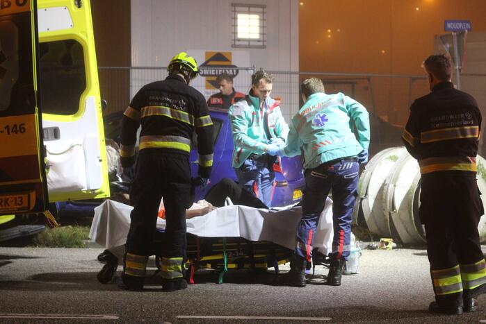 Bestuurder van auto botst tegen mast luchtalarm