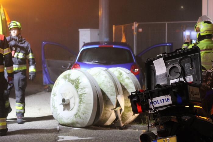 Bestuurder van auto botst tegen mast luchtalarm