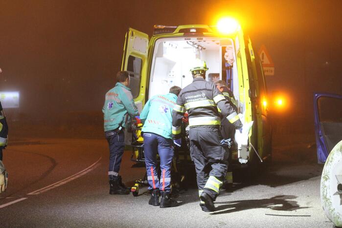Bestuurder van auto botst tegen mast luchtalarm