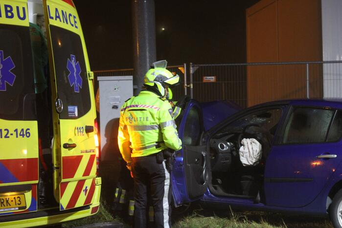 Bestuurder van auto botst tegen mast luchtalarm