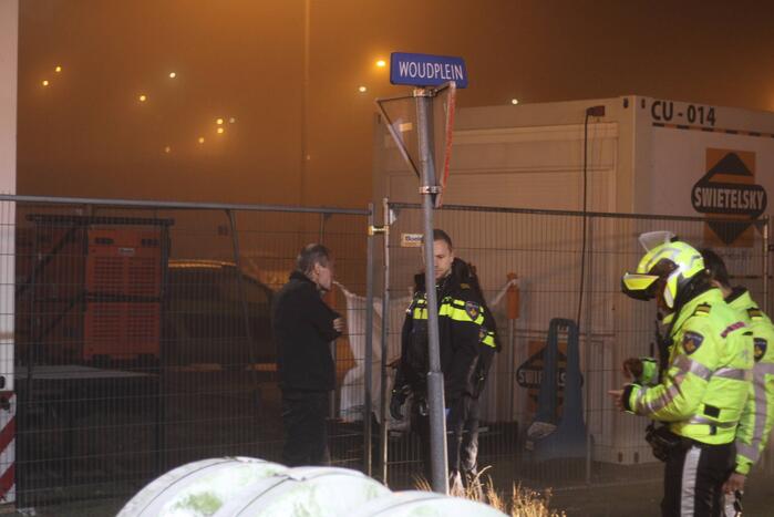 Bestuurder van auto botst tegen mast luchtalarm