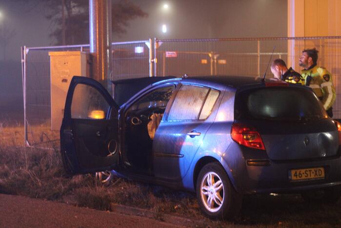 Bestuurder van auto botst tegen mast luchtalarm
