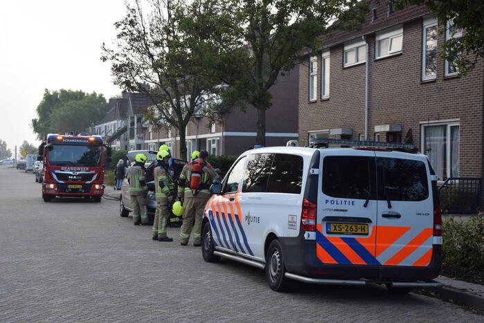 Zwarte rookontwikkeling door brand in personenauto
