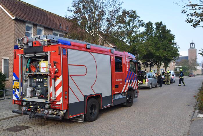 Zwarte rookontwikkeling door brand in personenauto
