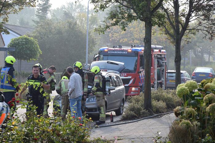 Zwarte rookontwikkeling door brand in personenauto