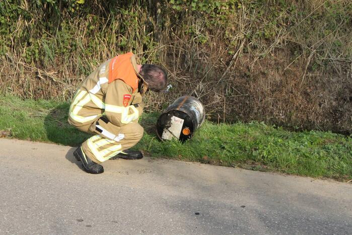 Brandweer doet onderzoek naar vat met onbekende vloeistof