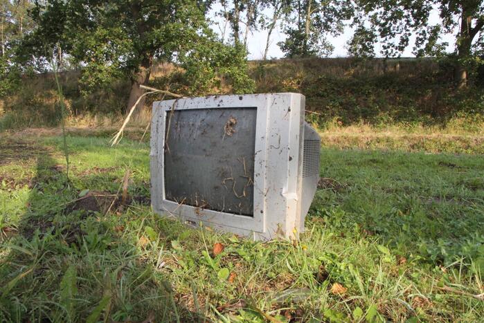 Brandweer doet onderzoek naar vat met onbekende vloeistof