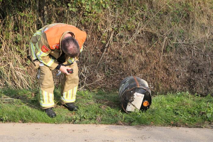 Brandweer doet onderzoek naar vat met onbekende vloeistof