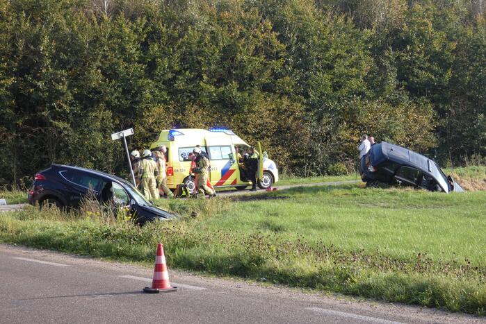 Twee auto's in de sloot door ongeval