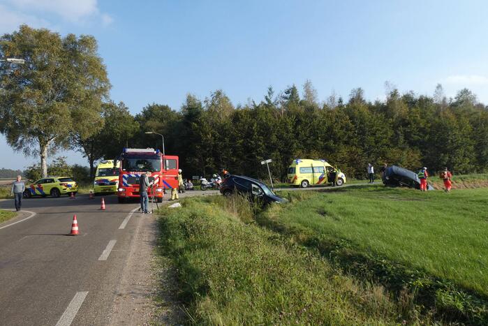 Twee auto's in de sloot door ongeval