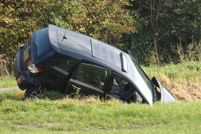 Twee auto's in de sloot door ongeval