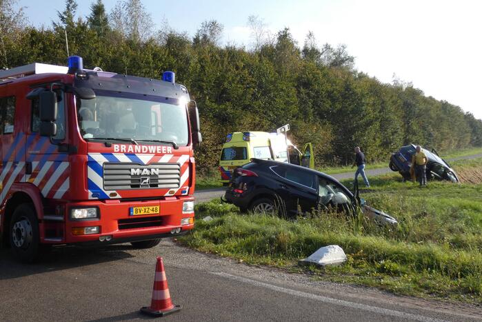 Twee auto's in de sloot door ongeval